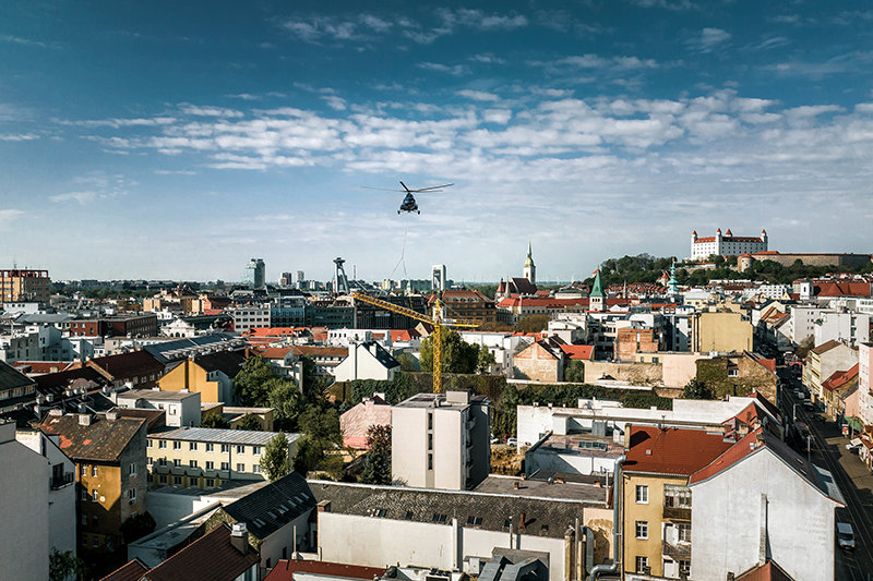 Over the rooftops of Bratislava: helicopter flies Liebherr crane into city’s old town district
